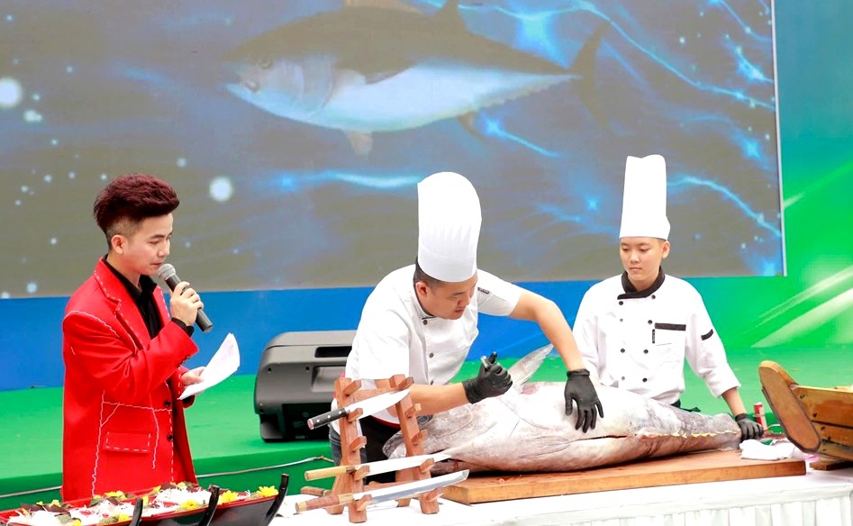 Các đầu bếp trình diễn chế biến cá ngừ